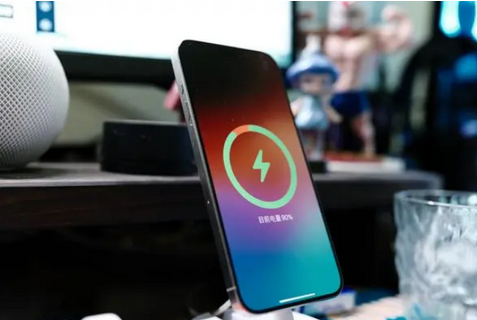 钦南苹果15换屏服务分享用什么充电器给iPhone15充电更好 